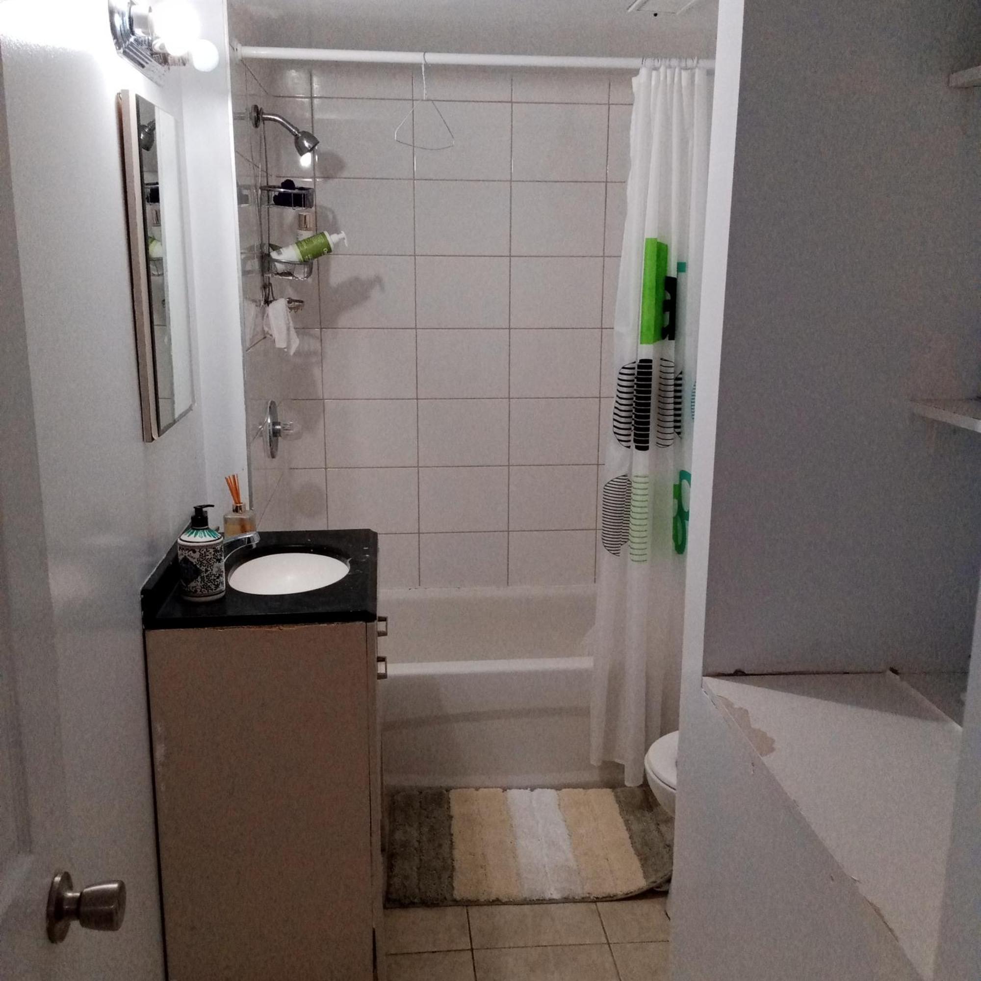 The Basement By The Side Door Guest House 渥太華 外观 照片